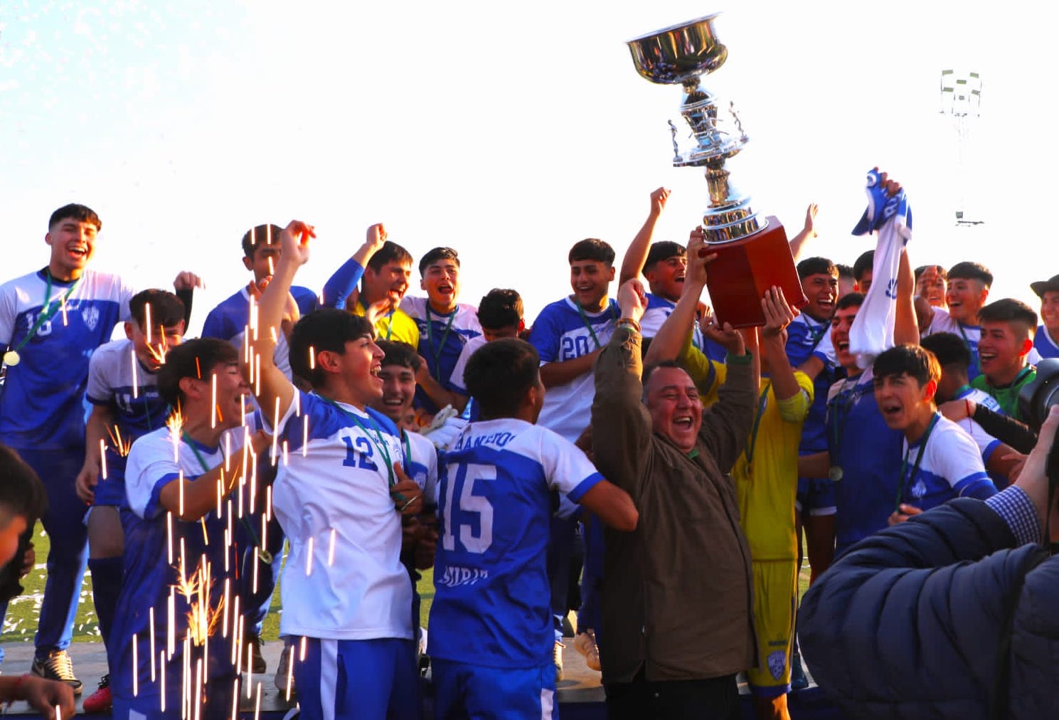 Graneros alzó la copa en regional de fútbol juvenil