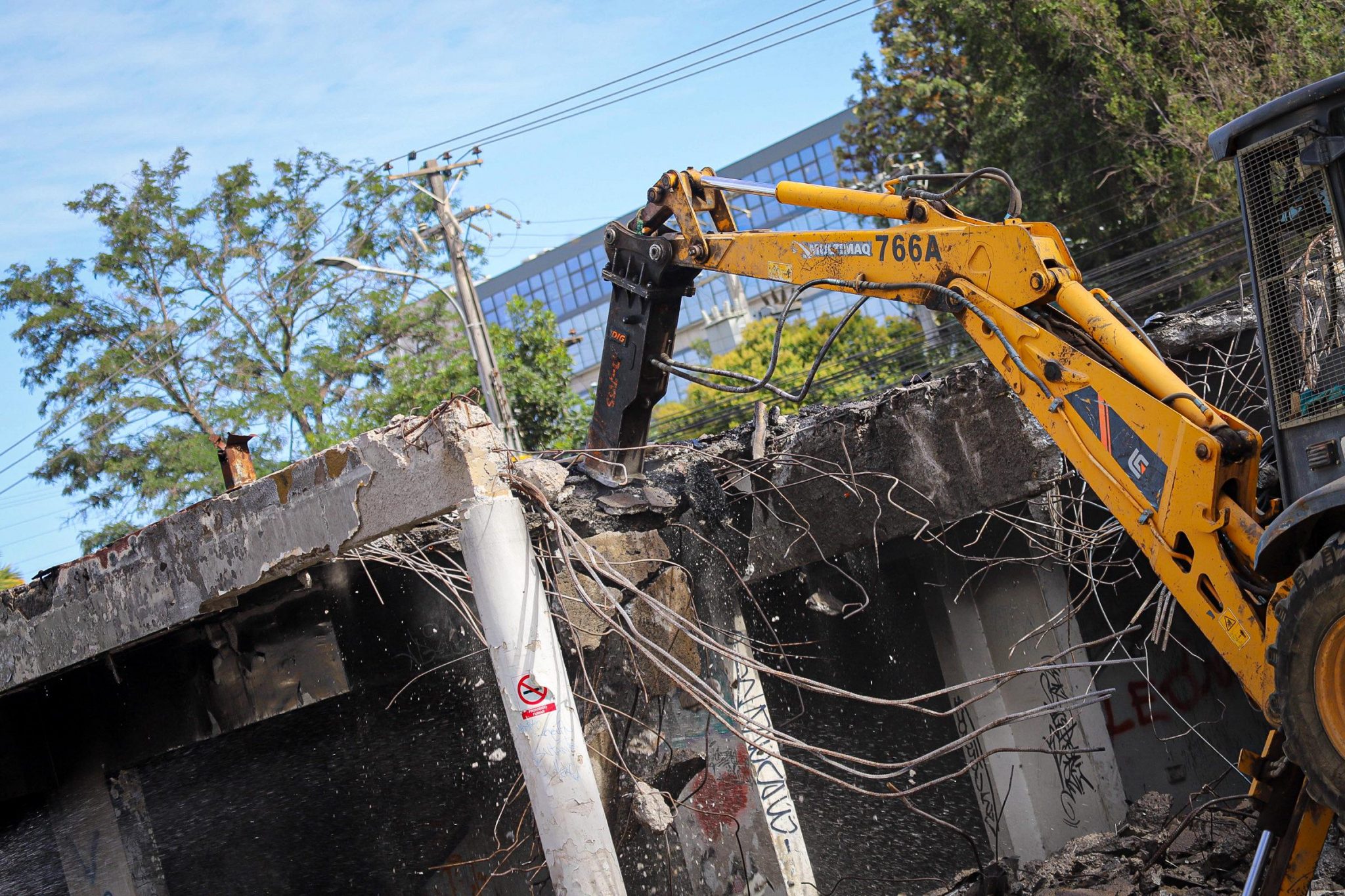 Fin a años de inseguridad: Municipio inicia demolición de Plaza Rodeo en plena Alameda de Rancagua